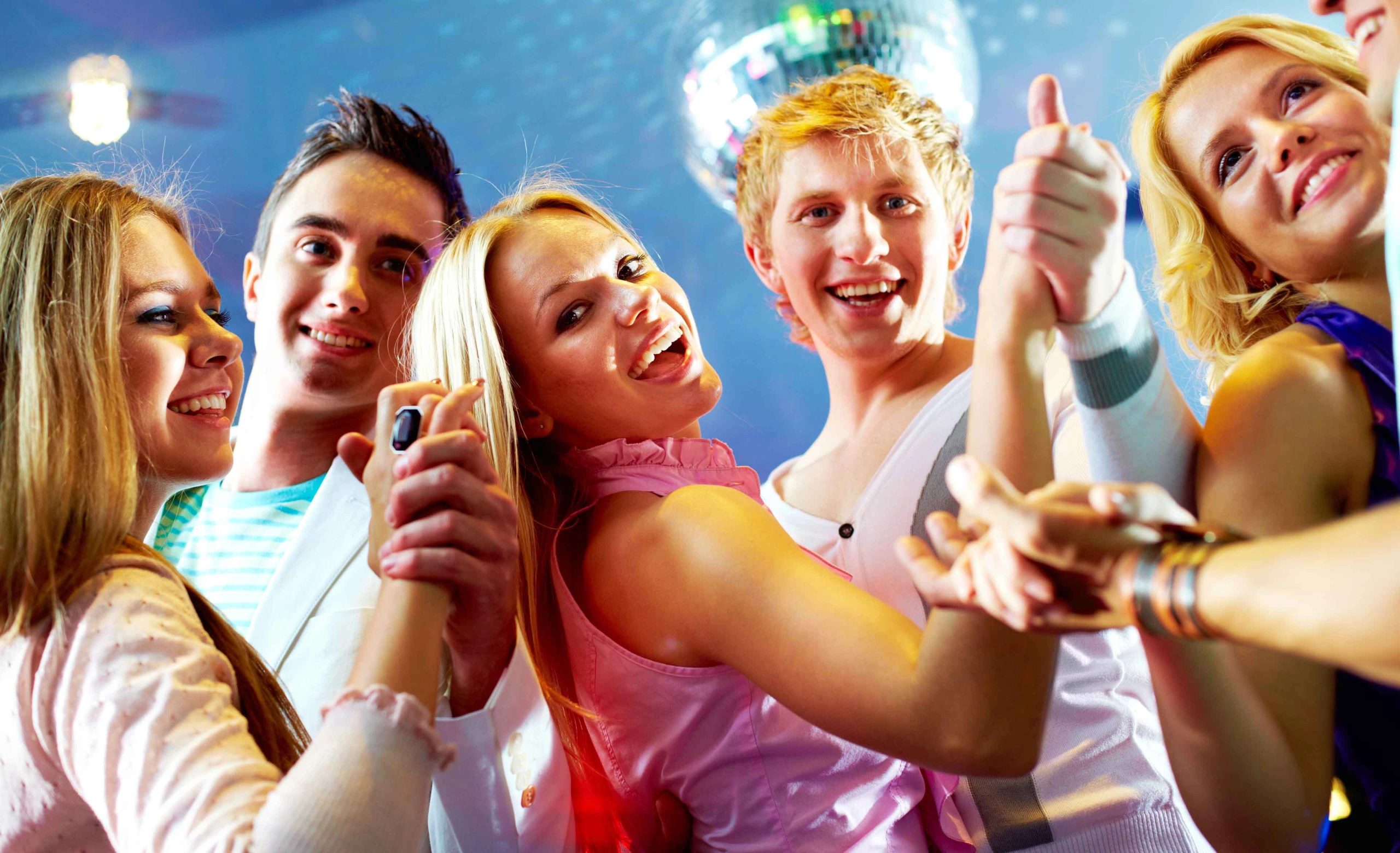 Jugendliche bei einer Tanzparty der TIF Tanzschule Frankenthal