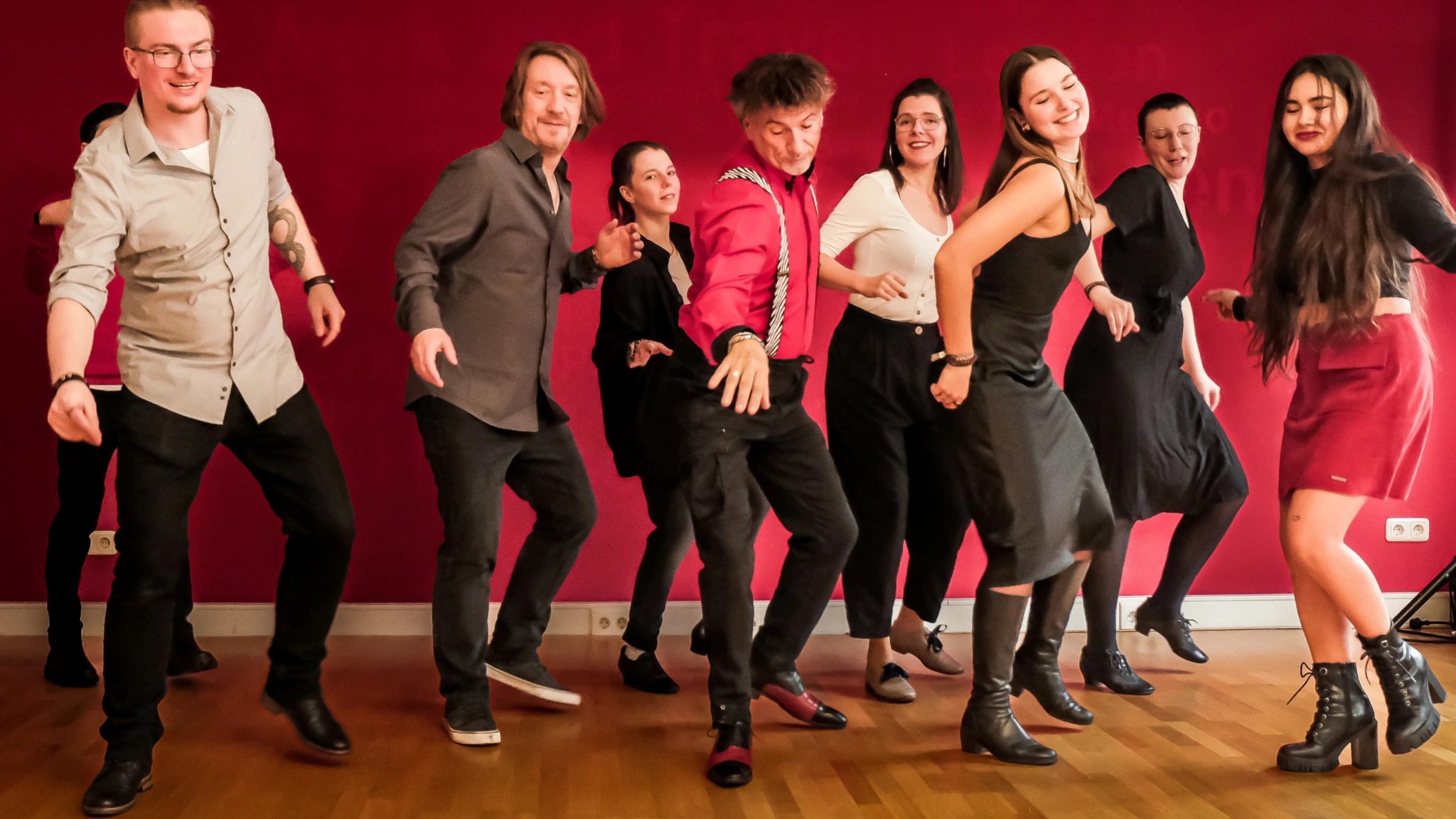 Gruppe bei einem Line-Dance-Kurs in München